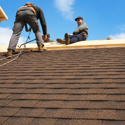 Artisan couvreur Noaillan réalisant la pose d'une toiture en tuiles