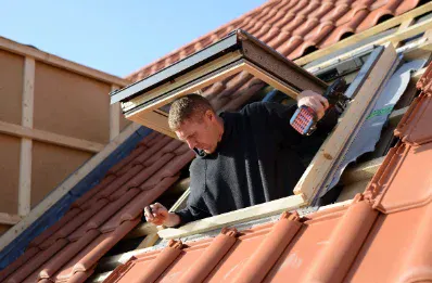 Pose de fenêtre de toit et velux par un couvreur à Noaillan